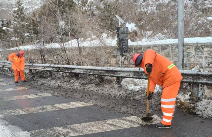 风雪中的橙色守护——张家口分中心涞水北养护队清理应急车道积雪保畅通